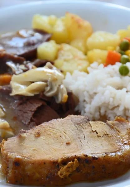Вкусная еда для гурманов, мясо с гарниром — стоковое фото