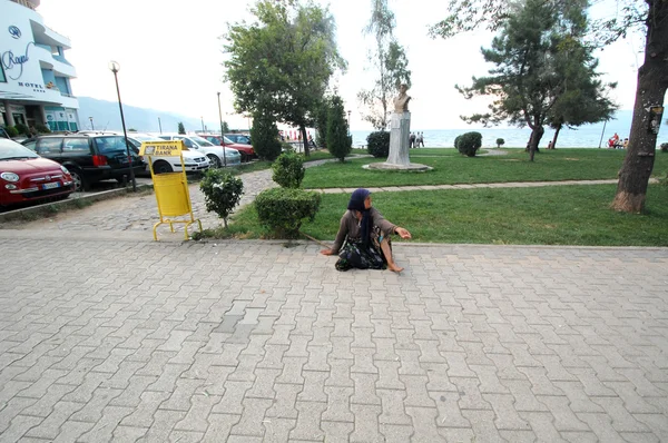 Una indigente no identificada mendigando en la calle el 07 de agosto de 2015 en Pogradec, Albania — Foto de Stock