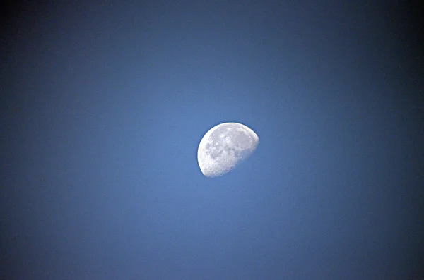 在一片蓝天上的半个月亮 — 图库照片