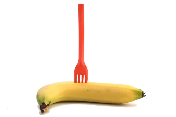 Forchetta di plastica su una banana matura — Foto Stock