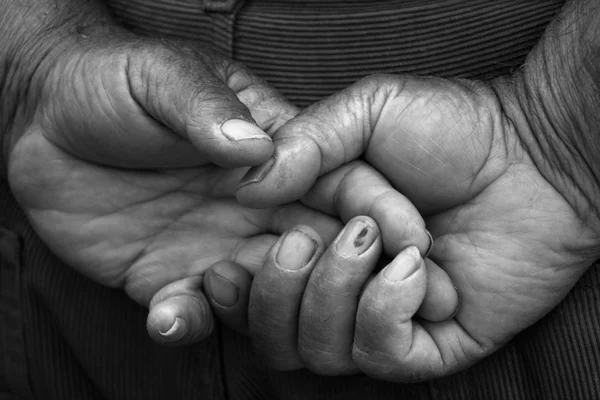 Velho homem mãos monocromático quadro — Fotografia de Stock