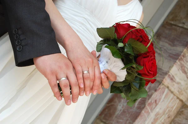 Hochzeitsblume in den Händen von Braut und Bräutigam — Stockfoto