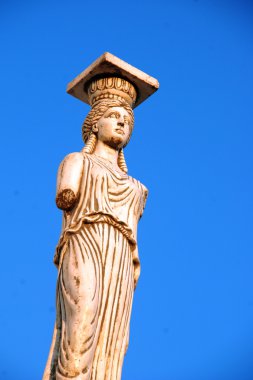 Caryatid antik Yunan heykeli