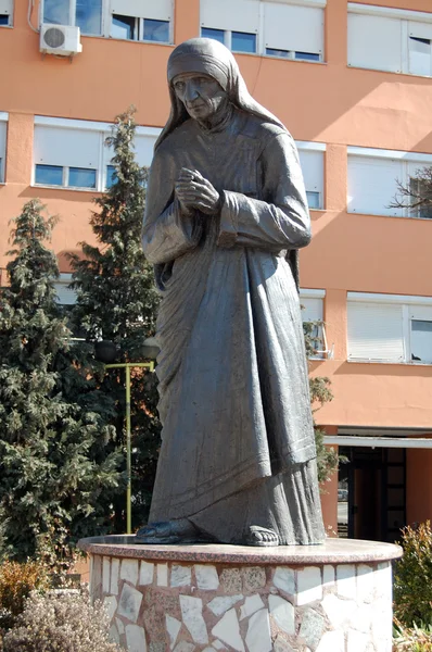 Monument Humanitarian Worker and Nobel Prize Winner Mother Teresa in  Struga, Macedonia. — Stock Photo, Image