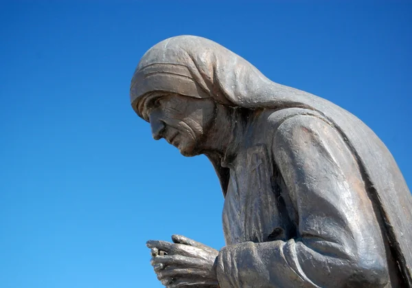 Pomník humanitární pracovnice a nositel Nobelovy ceny matka Teresa v Struga, Makedonie. — Stock fotografie