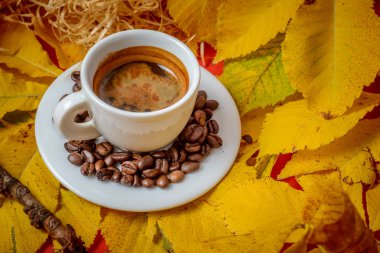 Kahve Espresso. Kahve sarı sonbahar yaprakları ile