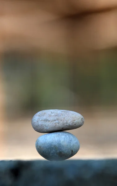 Two balanced stones — Stock Photo, Image