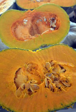 bir pazarda Satılık organik kabaklar