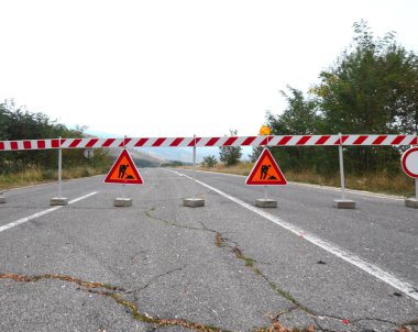 Yolda, imar simgesi altında yol işaretleri