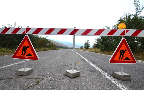 Señales de tráfico en la carretera, bajo símbolo de reconstrucción —  Fotos de Stock