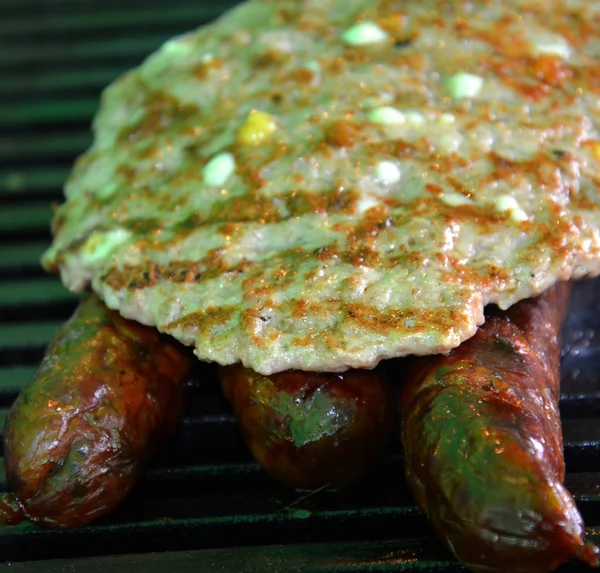 Carne saborosa na grelha — Fotografia de Stock