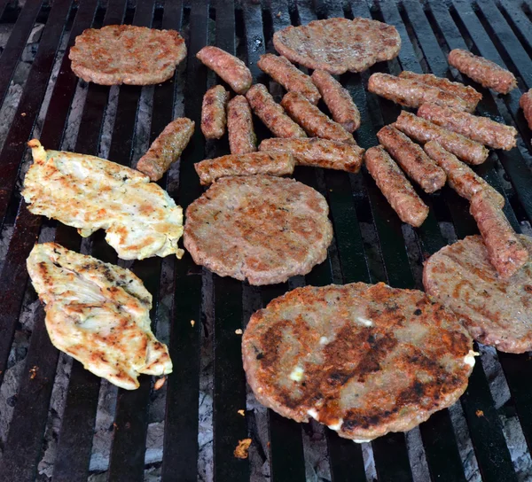 Carne sabrosa en la parrilla —  Fotos de Stock