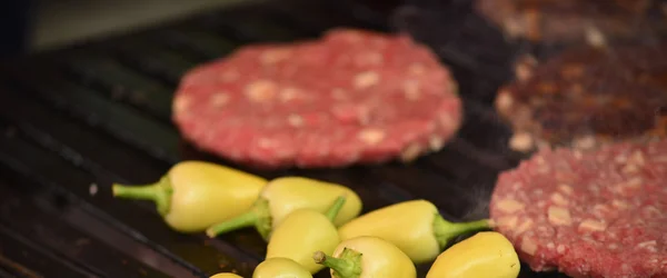 Välsmakande kött på grillen — Stockfoto