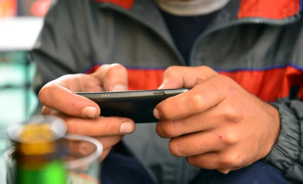 Man using smartphone — Stock Photo, Image