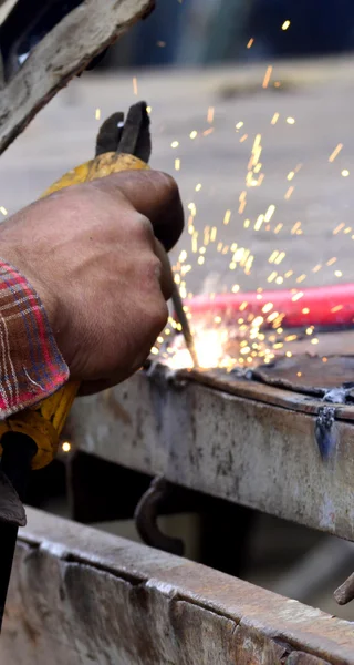 Dangerous welding without protective work wear