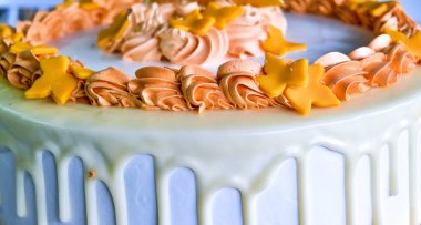 Doğum günü pastası, kutlama ve tatlı yemek teması,