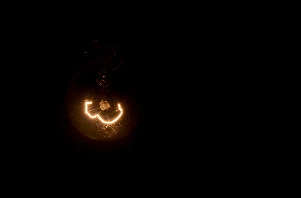 黑暗背景下的灯泡 — 图库照片