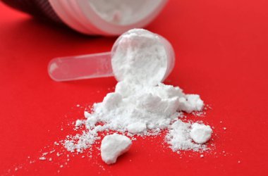 Kreatin organik bir bileşiktir. İlaveler ve fitness teması.