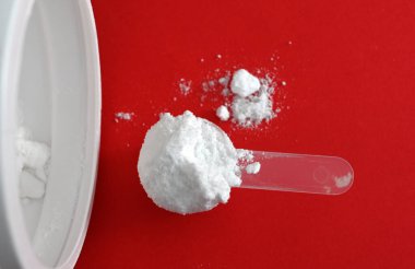 Kreatin organik bir bileşiktir. İlaveler ve fitness teması.