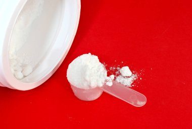 Kreatin organik bir bileşiktir. İlaveler ve fitness teması.