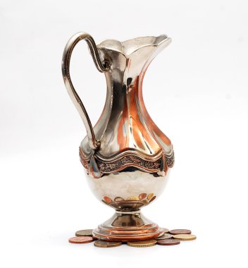 Zarif pirinç su veya şarap sürahisi ile birkaç sikke