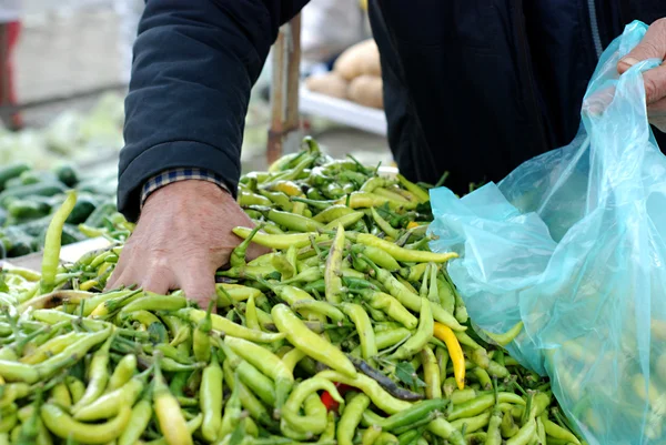 Pimentón para la venta en un mercado de agricultores — Foto de Stock