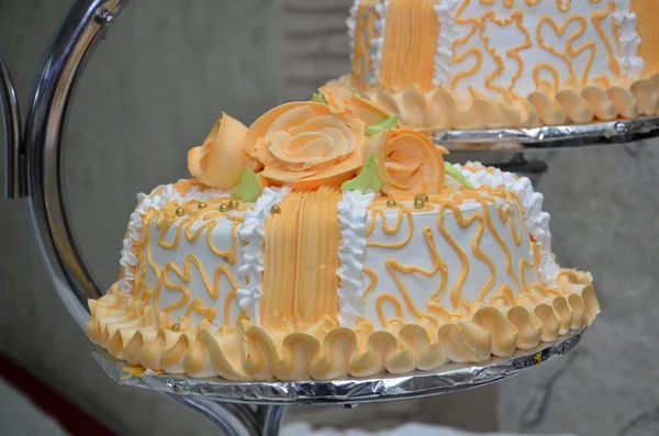用鲜花的橙色婚礼蛋糕。 — 图库照片