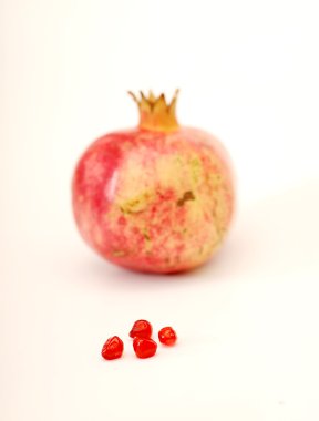 Beyaz arkaplanda nar meyvesi