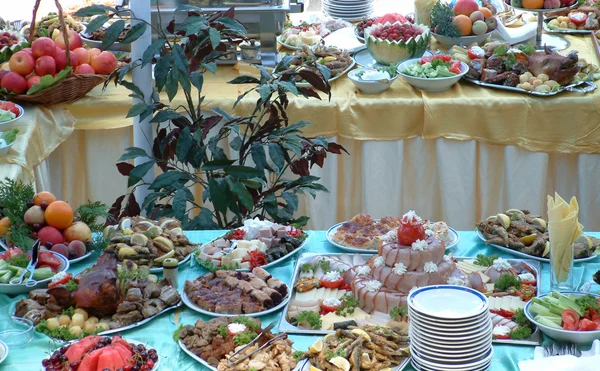 Comida de banquete bem decorada — Fotografia de Stock