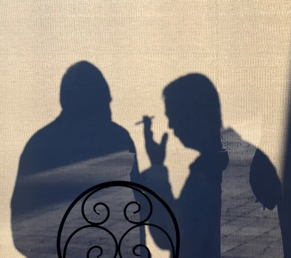 Silhouette eines Mannes im Gespräch — Stockfoto