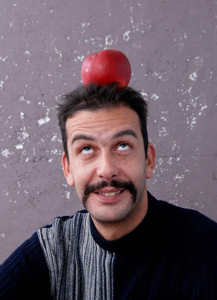 Чоловік з вусами з яблуком на вершині голови. концепція фільму — стокове фото
