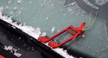 Bir araba Silecek frost ile üzerinde Noel dekor