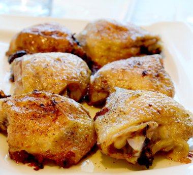 Tabakta kızarmış tavuk.