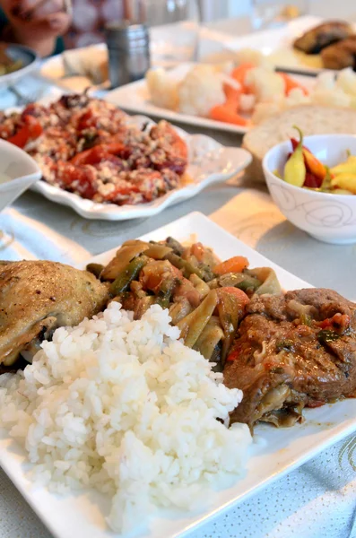Жареное мясо с овощами и рисом — стоковое фото