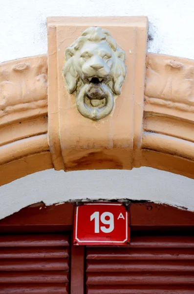 Casa número 19 numa placa vermelha — Fotografia de Stock