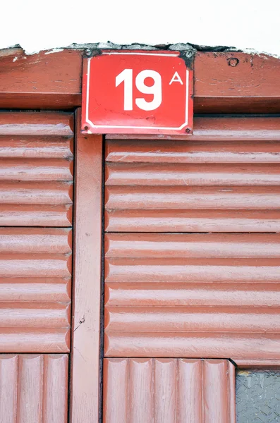 Casa número 19 en un plato rojo —  Fotos de Stock