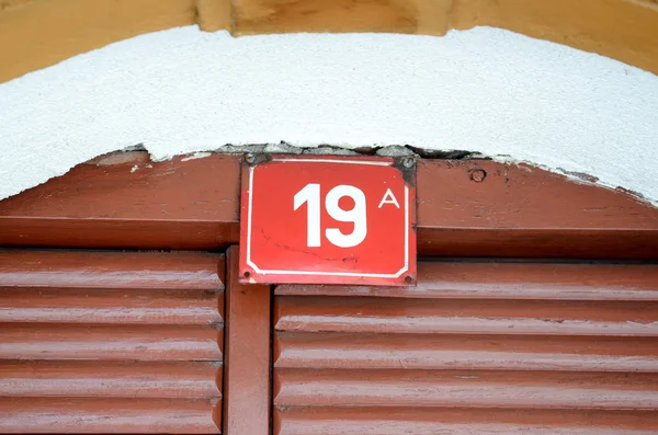 Casa número 19 en un plato rojo — Foto de Stock