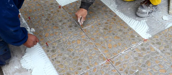 Worker tiling the Floor — Stock Photo, Image