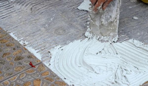 Trabajador azulejo del piso — Foto de Stock