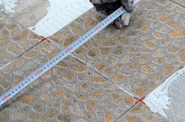 Worker tiling the Floor — Stock Photo, Image