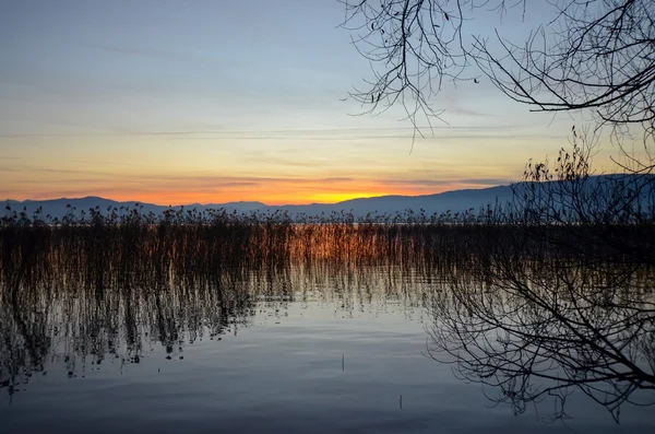 Západ slunce nad jezero Ohrid, Makedonie — Stock fotografie