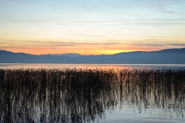 Západ slunce nad jezero Ohrid, Makedonie — Stock fotografie