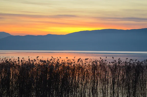 Západ slunce nad jezero Ohrid, Makedonie — Stock fotografie