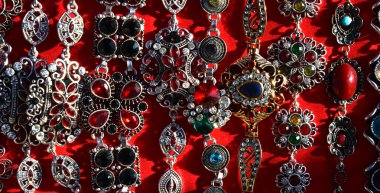 Sokak piyasada ucuz mücevherat