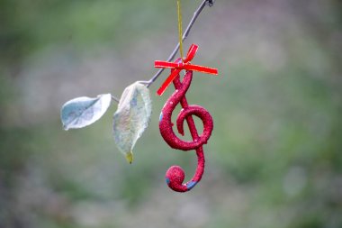 Elma bahçesi içinde nota