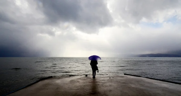 Młoda dziewczyna nie do poznania, pozowanie. Jeziora Ohrid, Macedonia — Zdjęcie stockowe