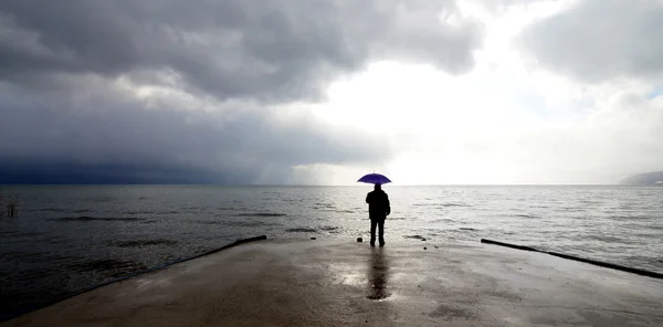 Неузнаваемый человек на... Охридское озеро — стоковое фото