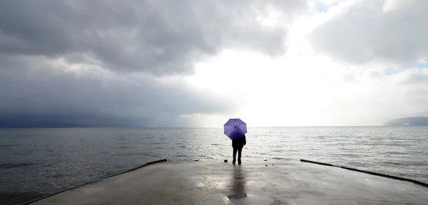 Uomo irriconoscibile su un. Lago di Ohrid, Macedonia — Foto Stock