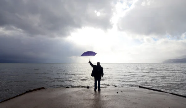 Un hombre irreconocible en una. Lago Ohrid, Macedonia — Foto de Stock