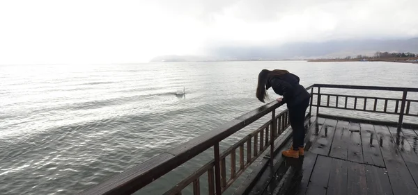 Jonge onherkenbaar meisje poseren. Meer van Ohrid, Macedonië — Stockfoto